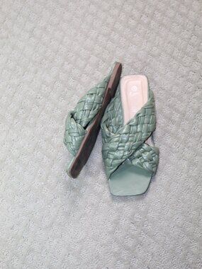 Sheln Size 6.5 Puffy Woven Green Slide Sandals